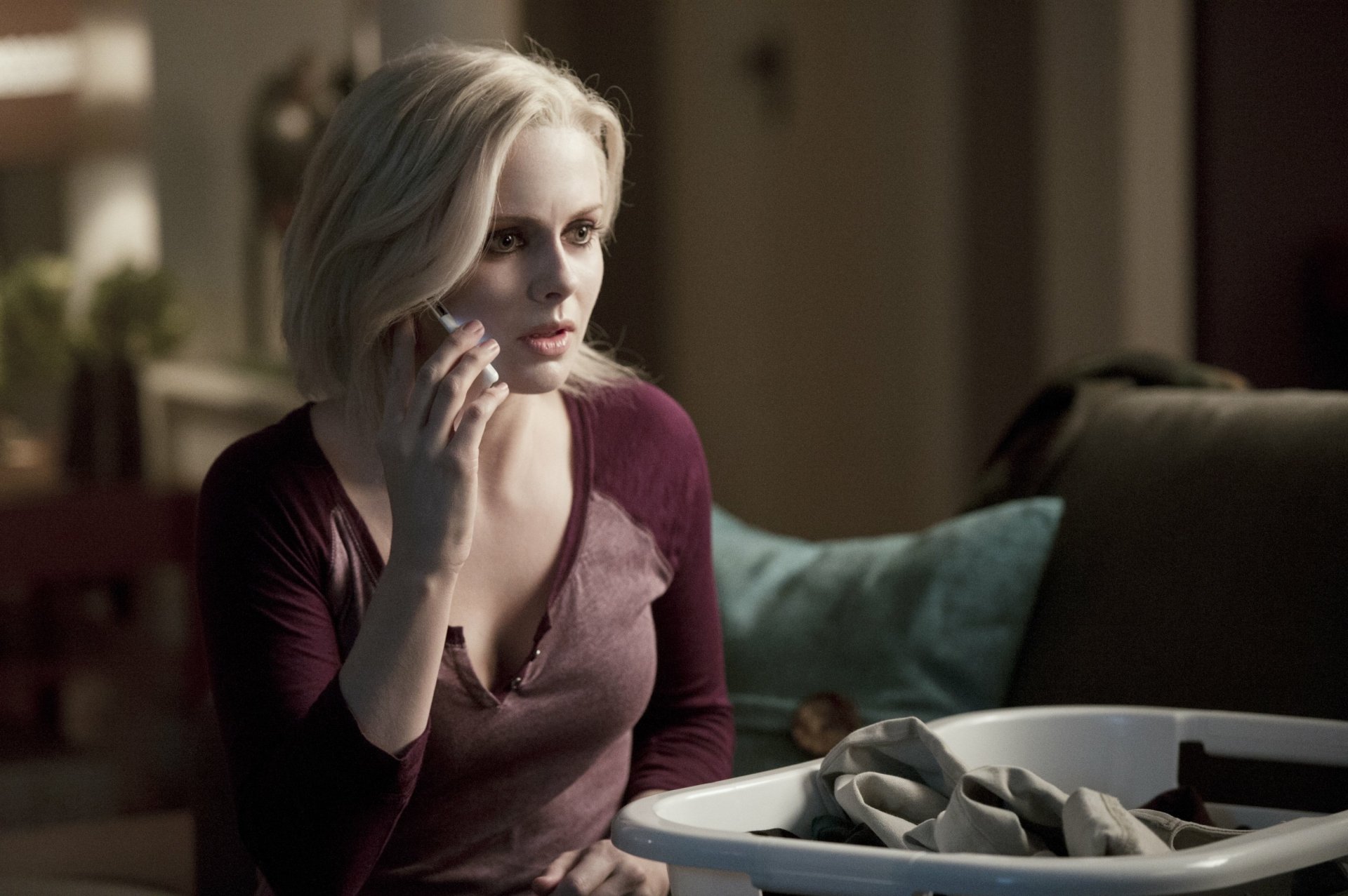 Rose McIver in a scene from the TV show iZombie, featured in an HD PC desktop wallpaper and background.