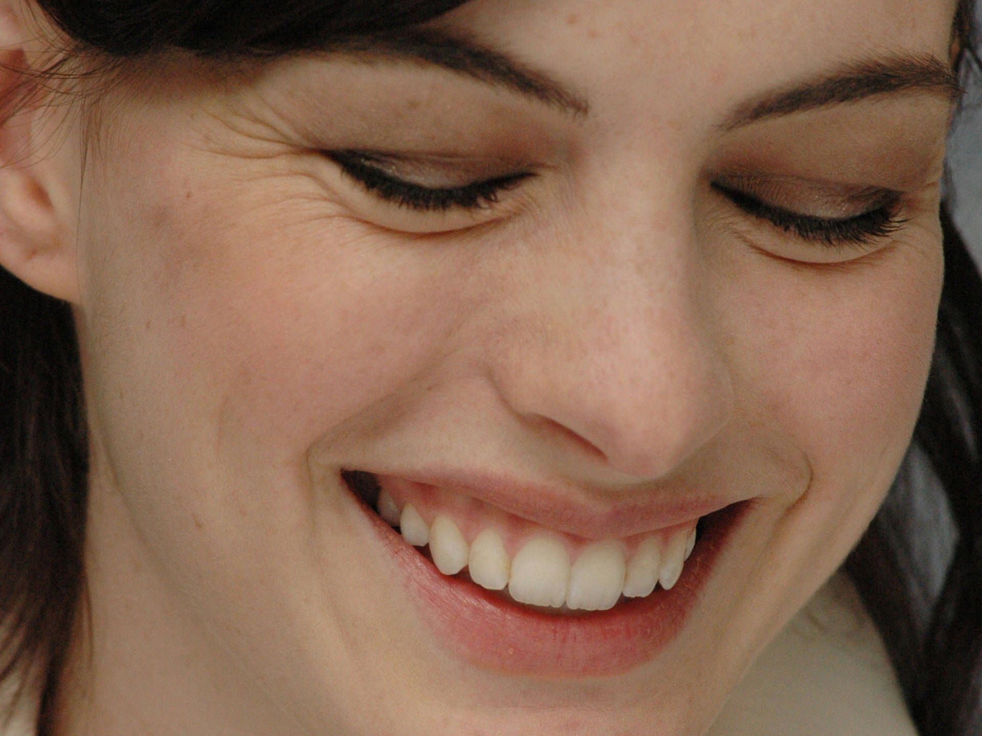 Anne Hathaway Radiant Smile HD Celebrity Wallpaper anne-hathaway-radiant-smile-hd-celebrity-wallpaper