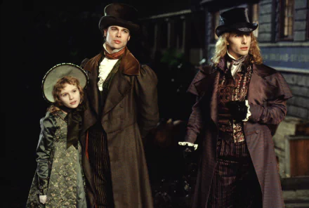 2K Quad HD desktop wallpaper: Victorian street scene from Interview with the Vampire: The Vampire Chronicles, three costumed figures in period coats and top hats.