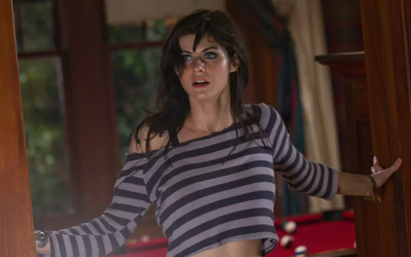 Alexandra Daddario stars in Texas Chainsaw 3D, depicted here in a tense moment, making this HD wallpaper a striking addition for horror movie fans.