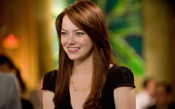 Emma Stone smiles warmly in this HD desktop wallpaper, showcasing her vibrant personality against a softly blurred background.