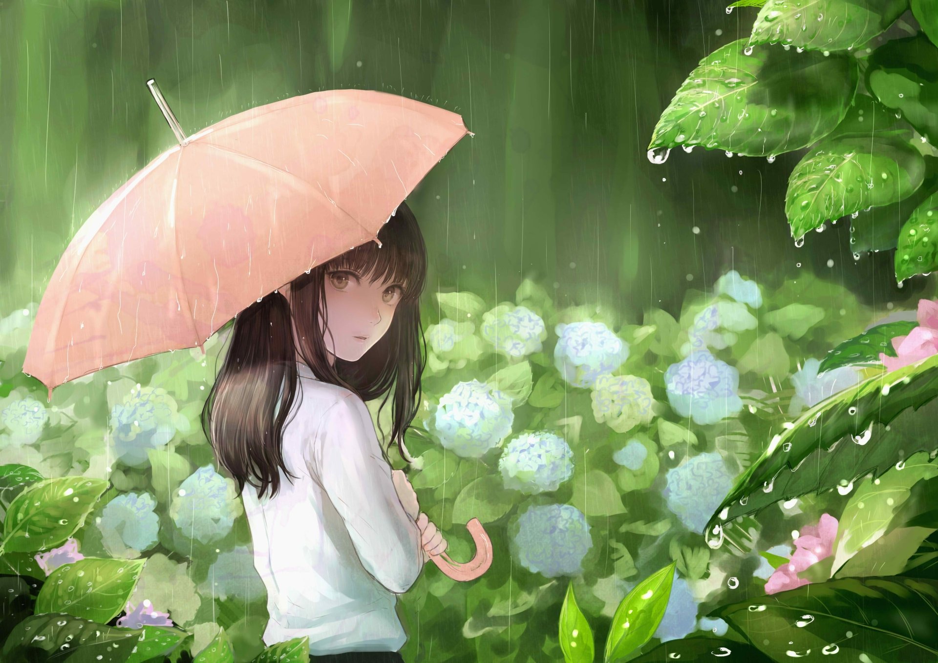 An anime girl stands under a pink umbrella in the rain, surrounded by lush green foliage and blooming hydrangeas. This HD desktop wallpaper evokes a serene and tranquil atmosphere.