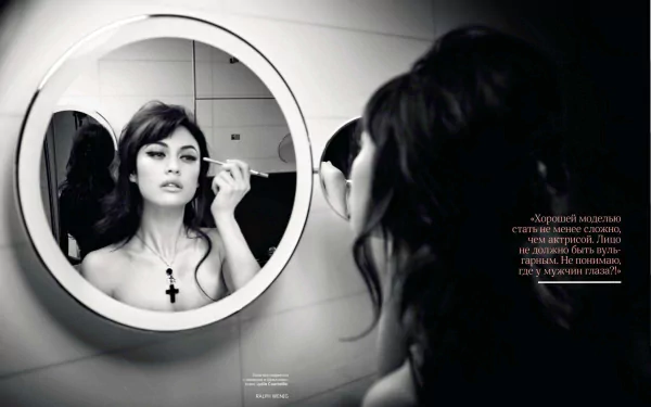 Black and white 4K Ultra HD desktop wallpaper of celebrity Olga Kurylenko applying makeup, reflected in a round bathroom mirror.
