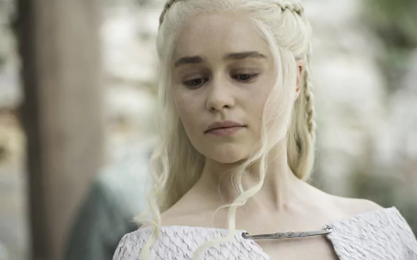 HD desktop wallpaper of British actress Emilia Clarke as Daenerys Targaryen in the TV show Game of Thrones, featuring her with long, platinum-blonde hair and a white, intricately designed dress.