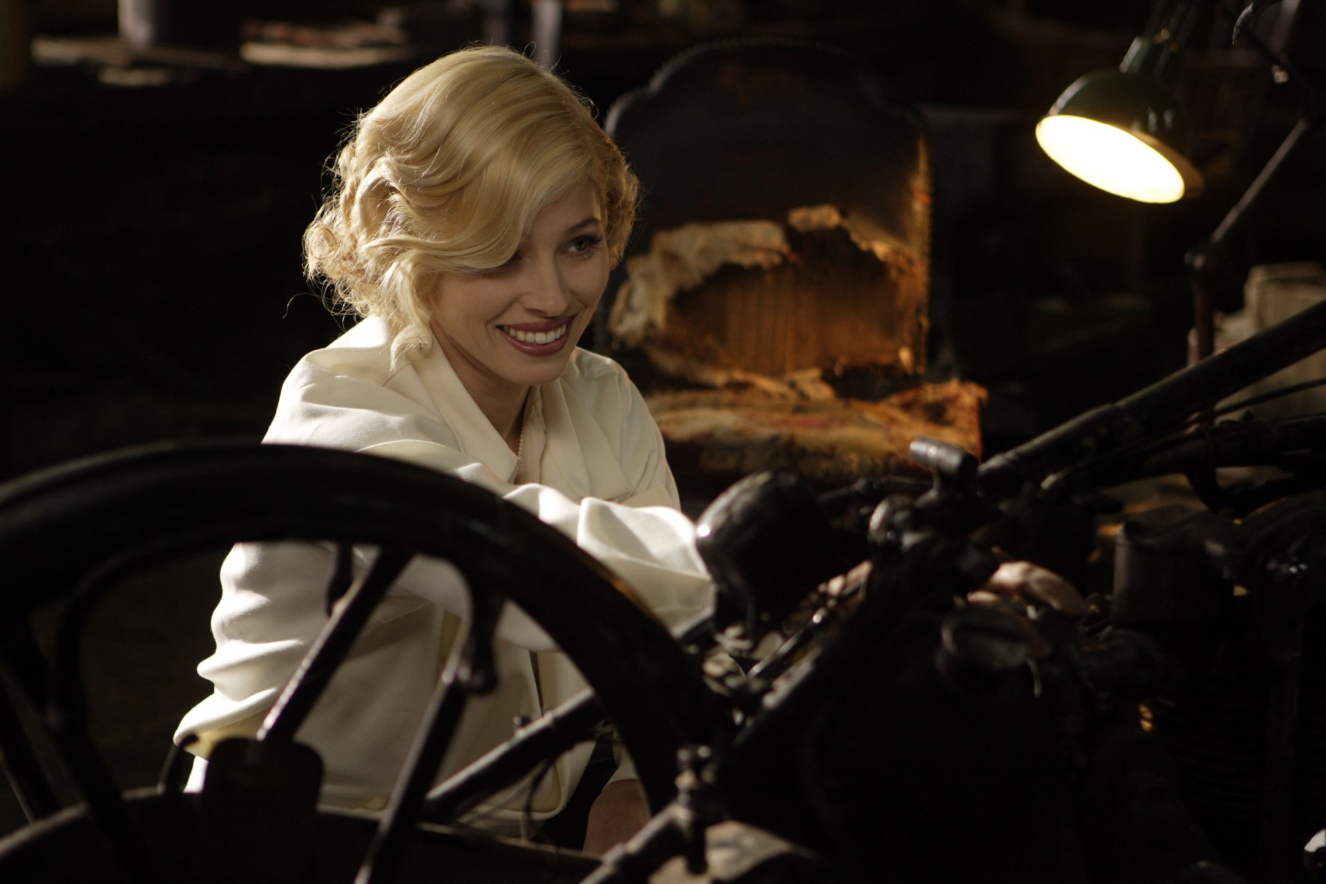 Download Jessica Biel Movie Easy Virtue HD Wallpaper
