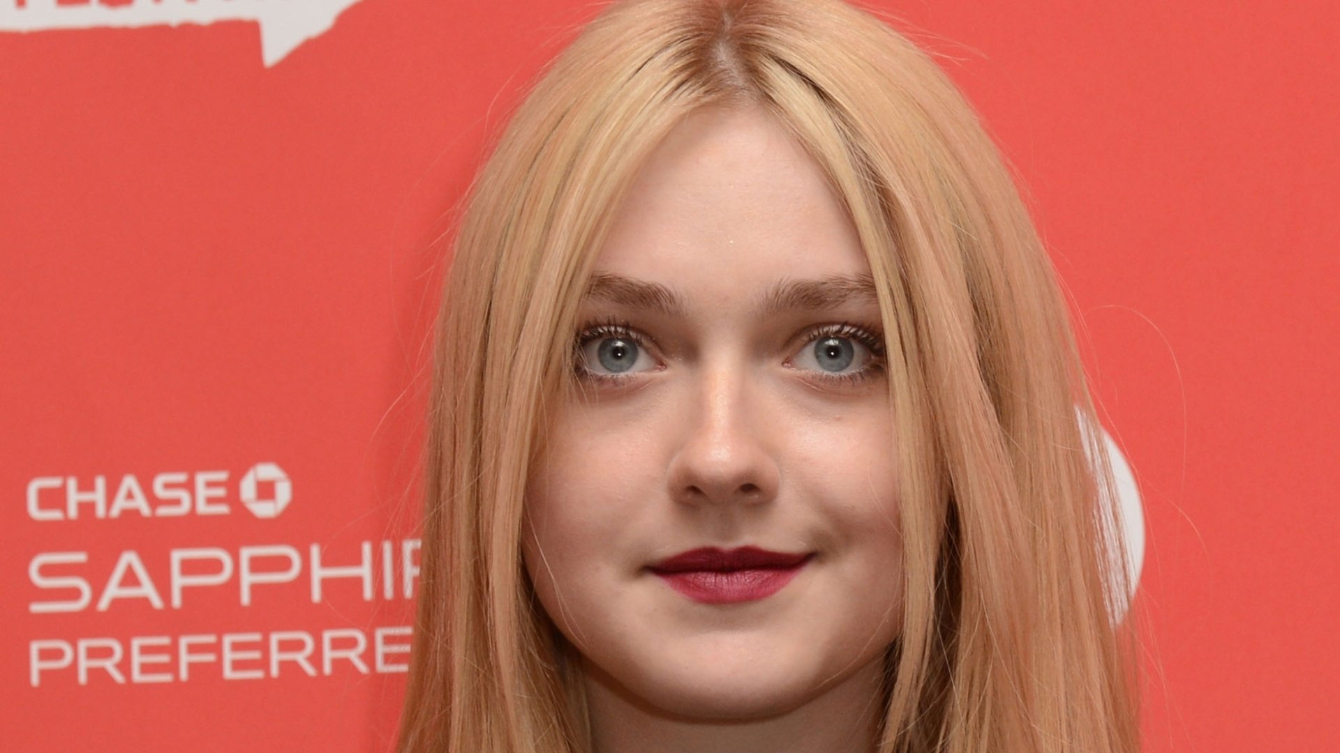 Download Celebrity Dakota Fanning HD Wallpaper
