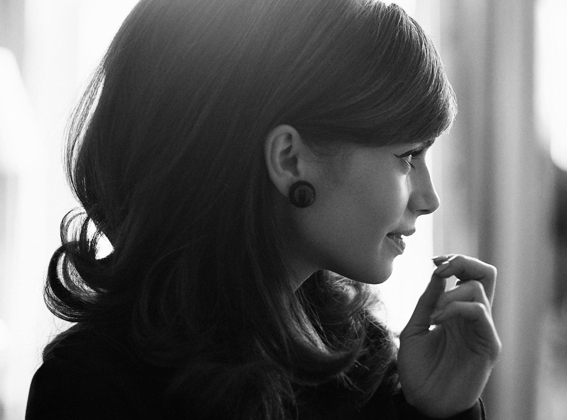 Black-and-white profile portrait of an unnamed female celebrity, poised with elegant hair and soft lighting — HD PC desktop wallpaper/background.