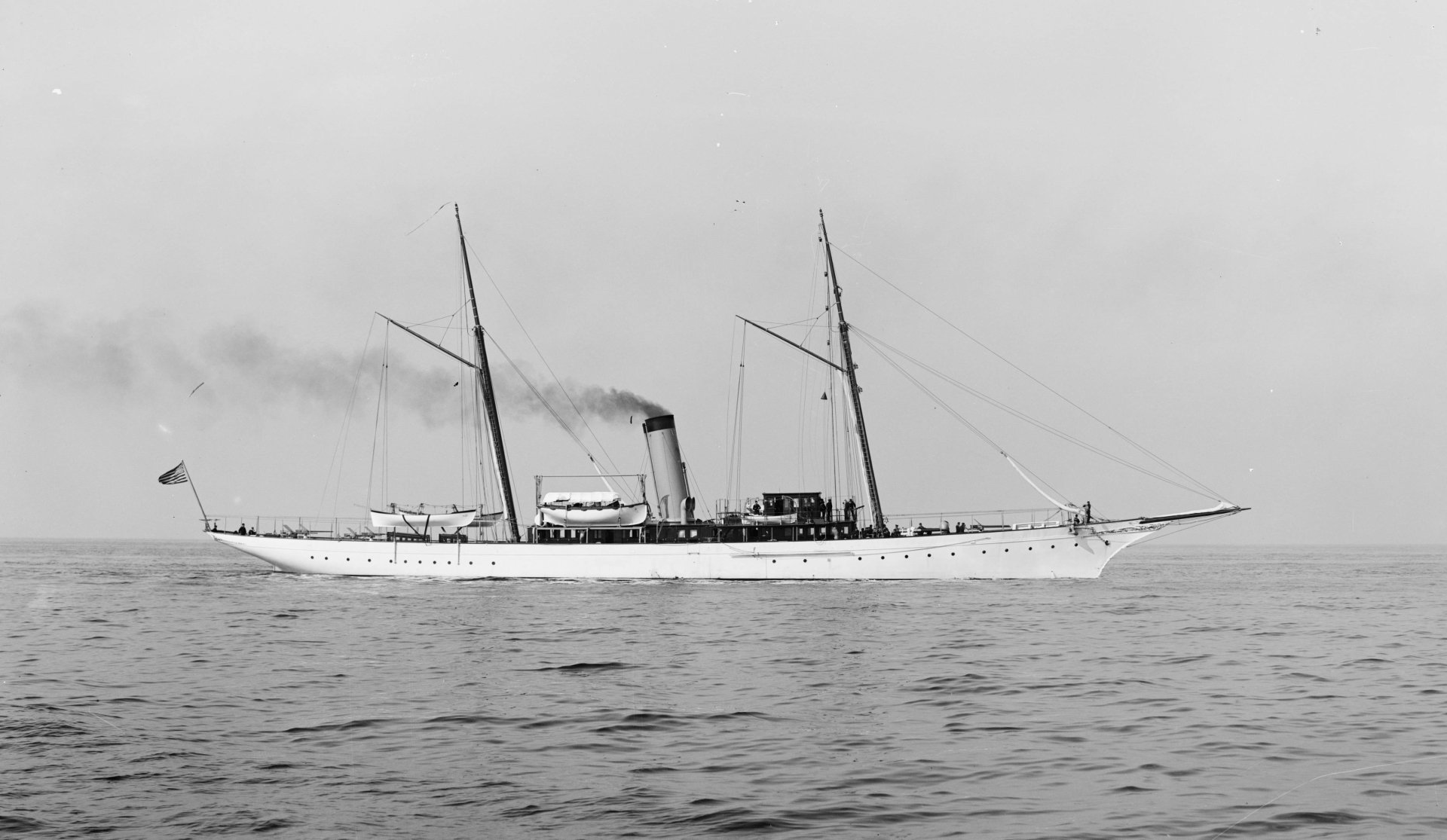4K Ultra HD PC desktop wallpaper and background of the military steam yacht USS Scorpion (PY-3) underway, funnels smoking against a calm sea and horizon.