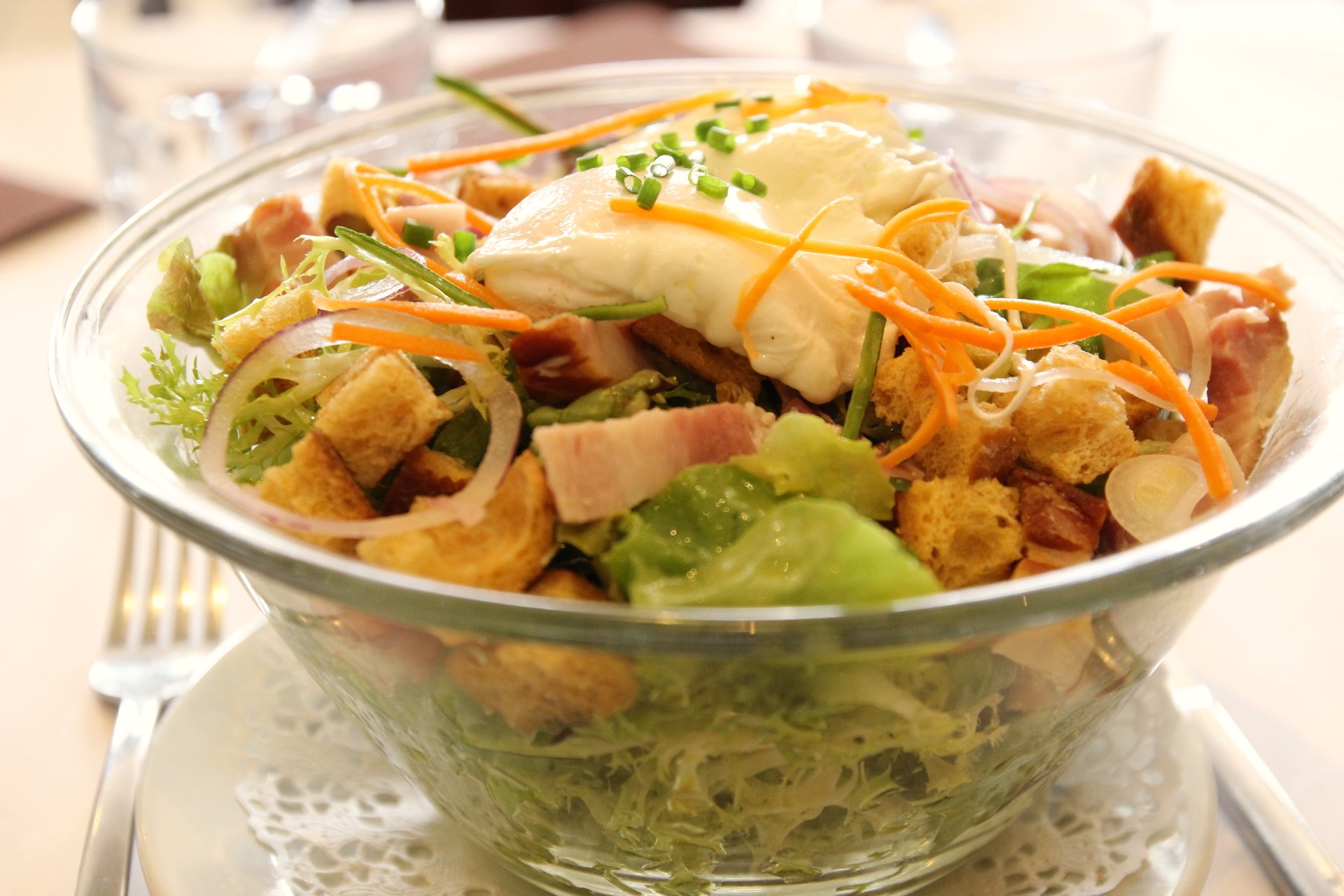 A vibrant Salade Lyonnaise with greens, bacon, croutons, and a poached egg, captured in 4K Ultra HD as a lunch meal wallpaper for PC desktop background.