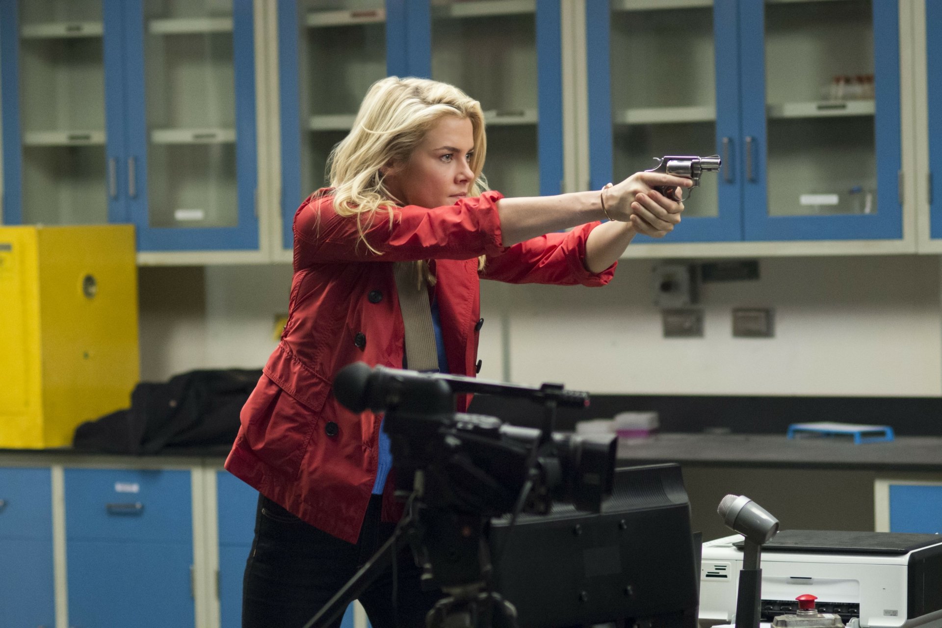 Rachael Taylor as Hellcat from the Marvel Comics TV show Jessica Jones aiming a gun in a lab setting, captured in a 4K Ultra HD desktop wallpaper.