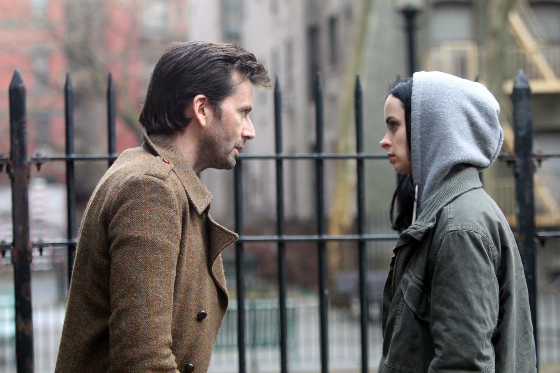 David Tennant as Purple Man and Krysten Ritter as Jessica Jones face off in a tense scene from the TV show Jessica Jones, captured in 4K Ultra HD wallpaper quality.