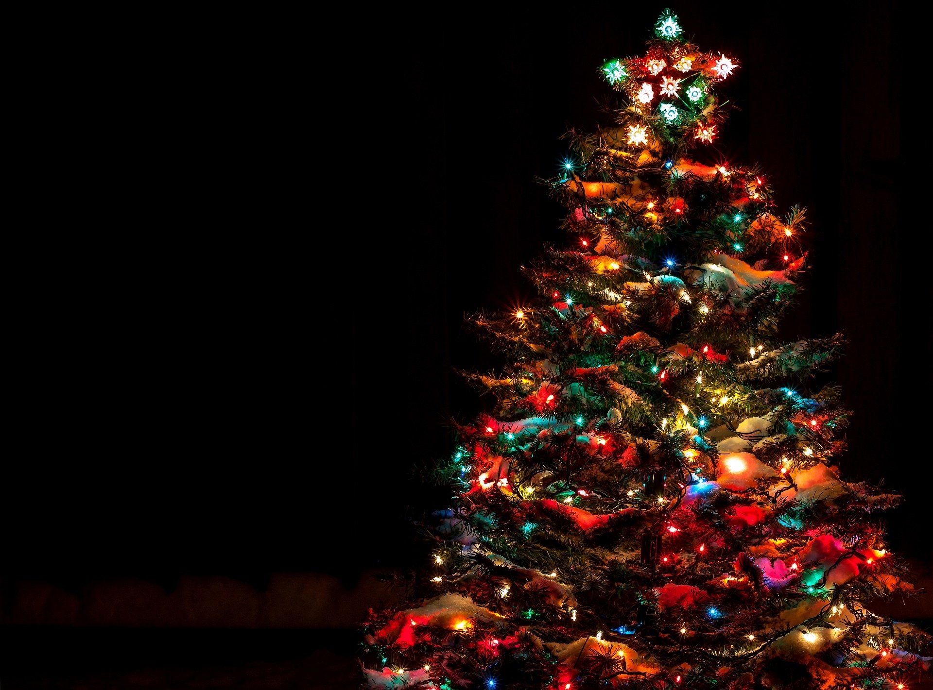 Festive Christmas Tree: HD Wallpaper of Holiday Lights and Ornaments