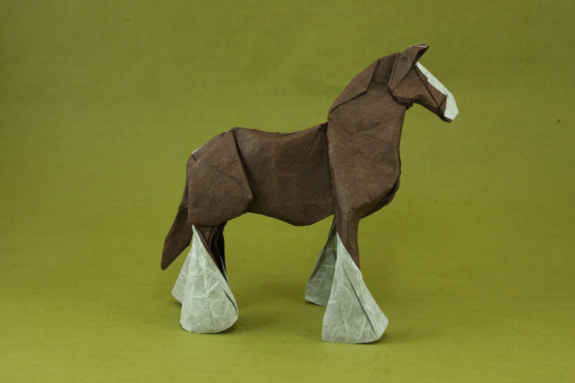 A 4K Ultra HD PC desktop wallpaper featuring a man-made origami horse with detailed folds on a plain green background.
