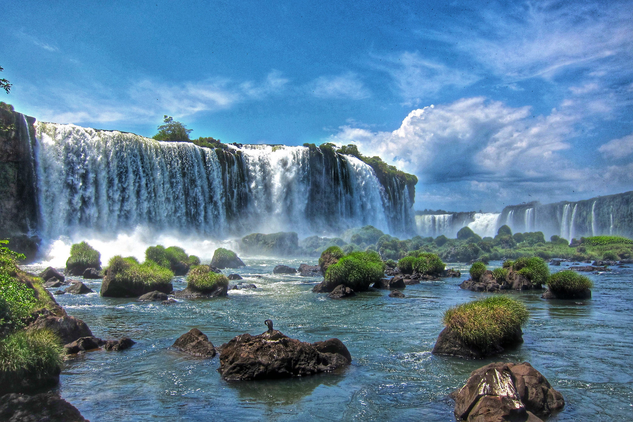 A stunning waterfall Full HD Wallpaper and Hintergrund | 2048x1365 | ID