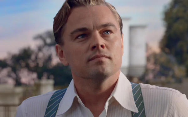HD desktop wallpaper featuring Leonardo DiCaprio in character from the movie The Great Gatsby, set against a soft-focus outdoor background.