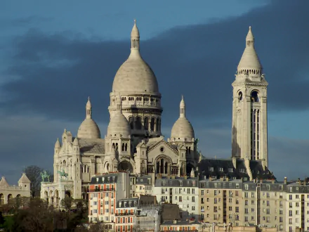 A stunning view of the Sacré-Cœur Basilica in Paris, showcasing its distinctive domes against a dramatic sky, ideal for enhancing any desktop background.