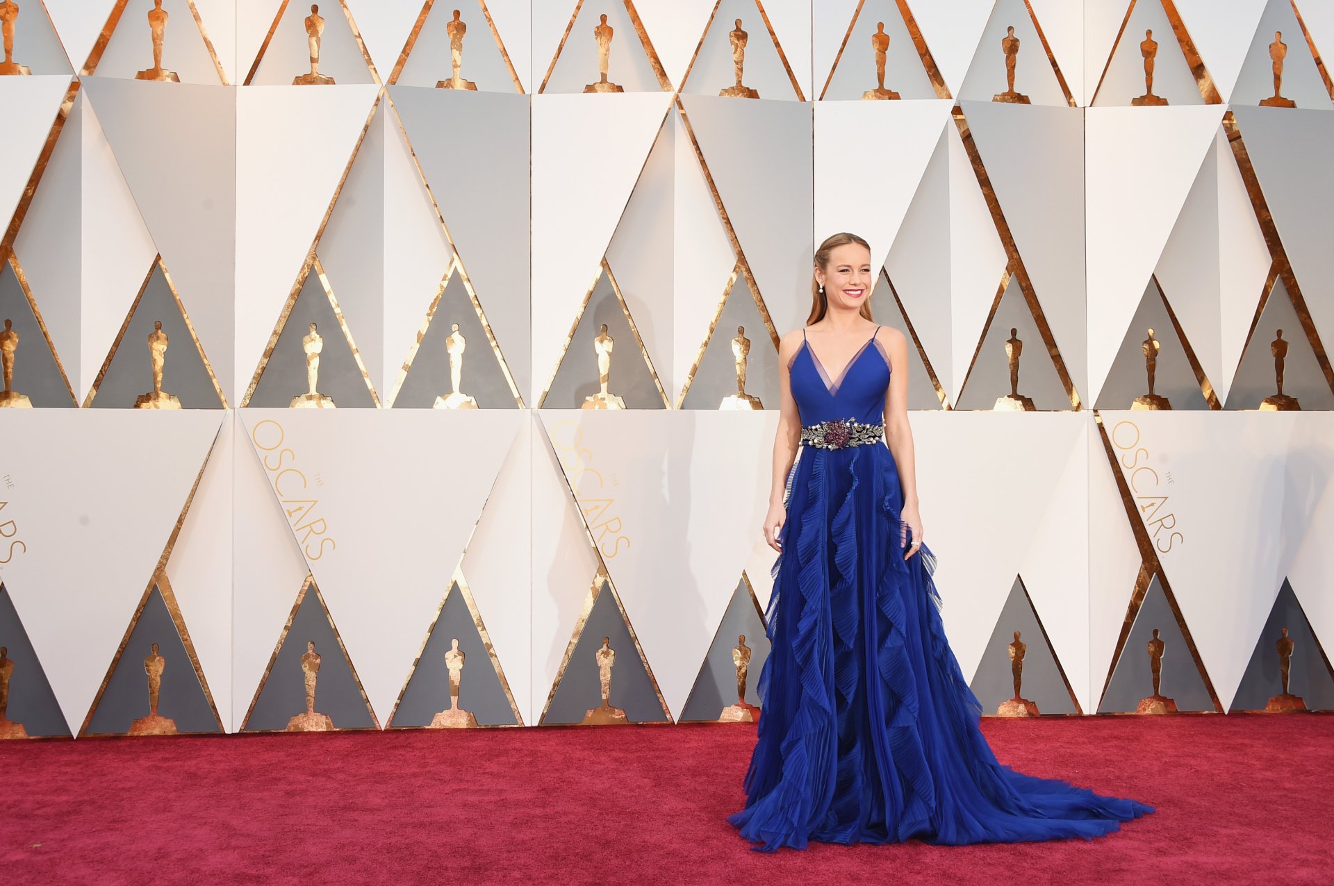 brie larson blue dress Brie Larson signs a little girl's comic book and stuns in blue at 'Captain  Marvel' premiere
