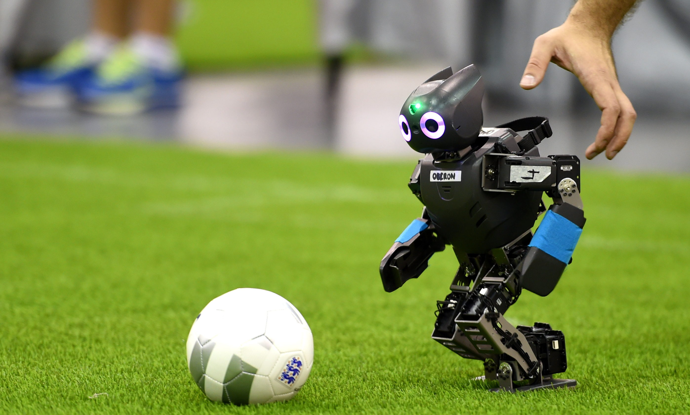 Роботы играют в футбол. Футбол роботов. Робот "футболист". Спортивный робот. Футбол робототехника.