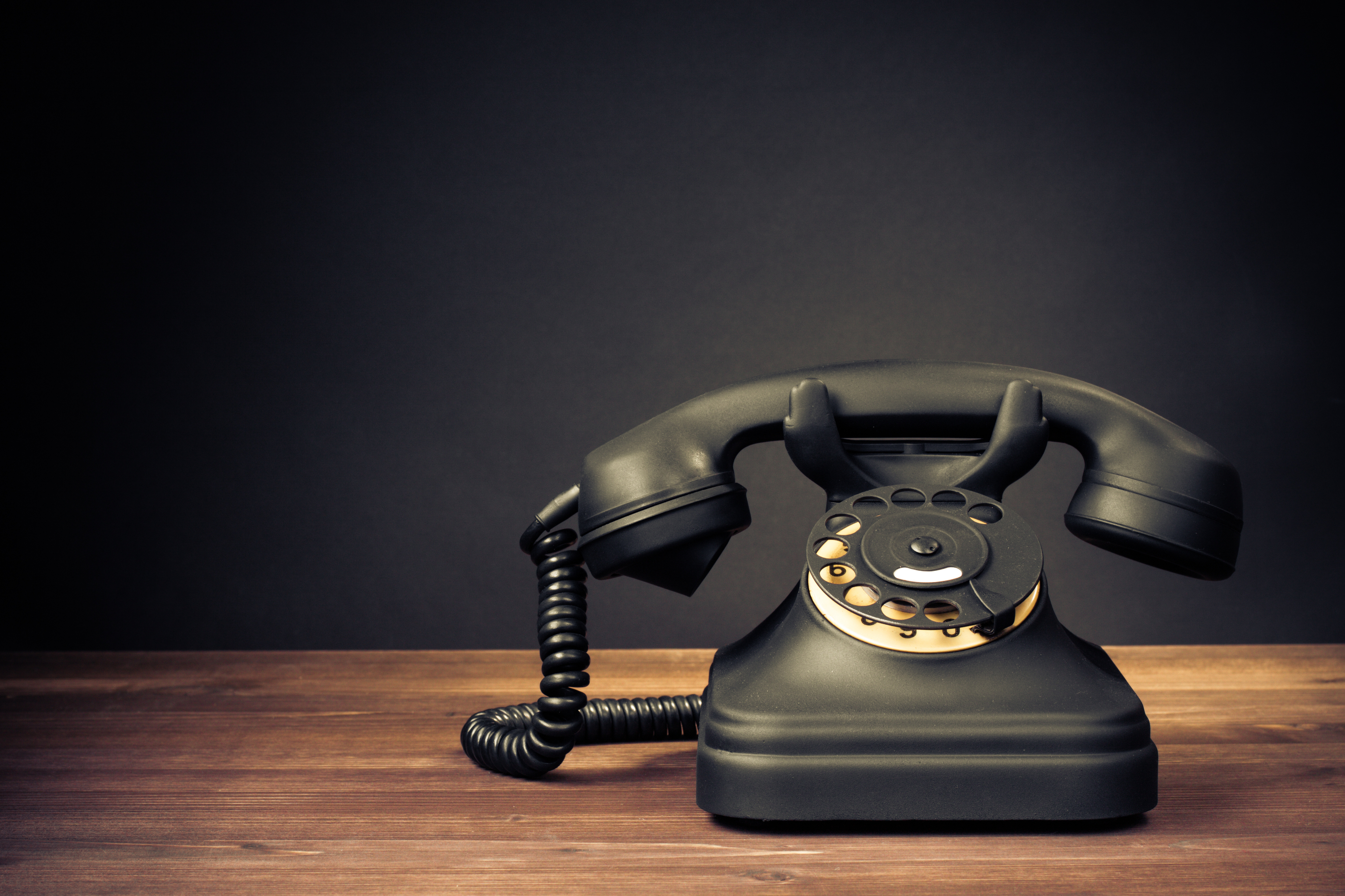 В мире животных звонок на телефон. Телефон. Старый телефон. Старинный телефон. Телефон на столе.
