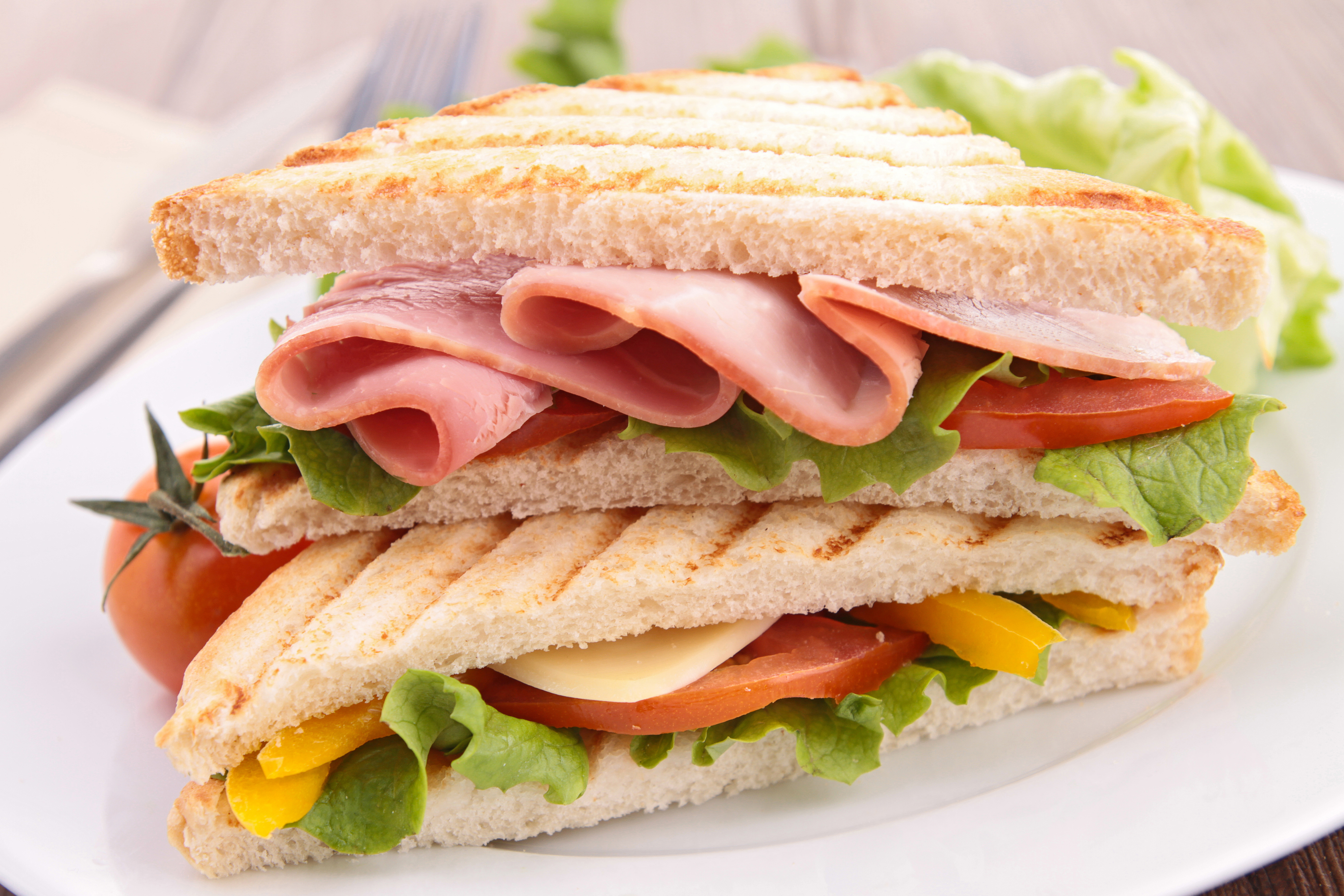 Сэндвич смотрит. Панини с ветчиной. Сэндвич. Сэндвич с ветчиной. Закрытые бутерброды.