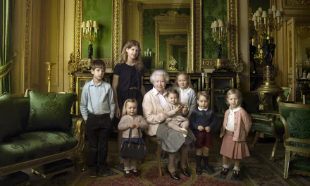 HD desktop wallpaper featuring Queen Elizabeth II seated with six grandchildren in an ornate, classic royal room.