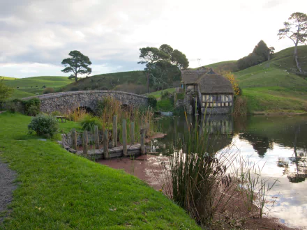 HOBBIT PUB - the green dragon - and lake