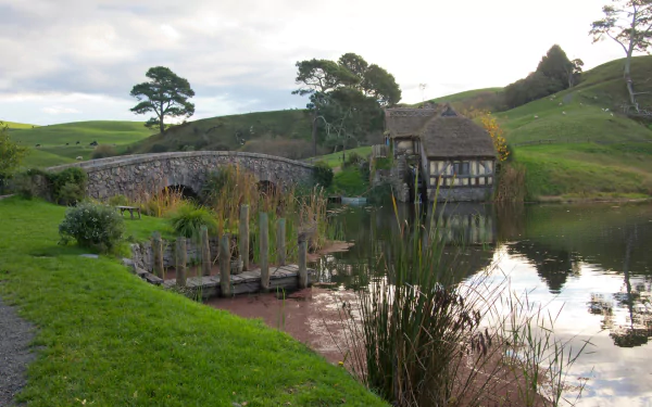  HOBBIT PUB - the green dragon - and lake