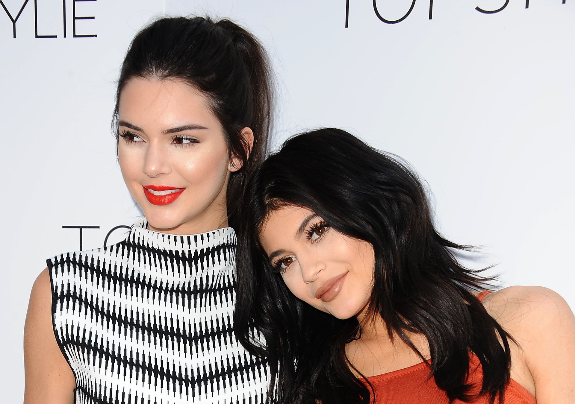 Kendall & Kylie Jenner: Stunning HD Wallpaper