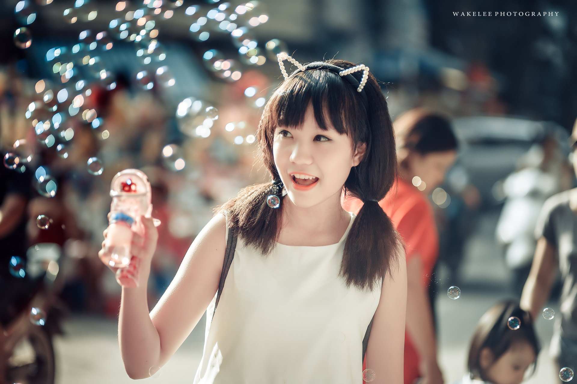 Joyful Moments 4k Ultra Hd Wallpaper Of An Asian Woman With Bubbles By