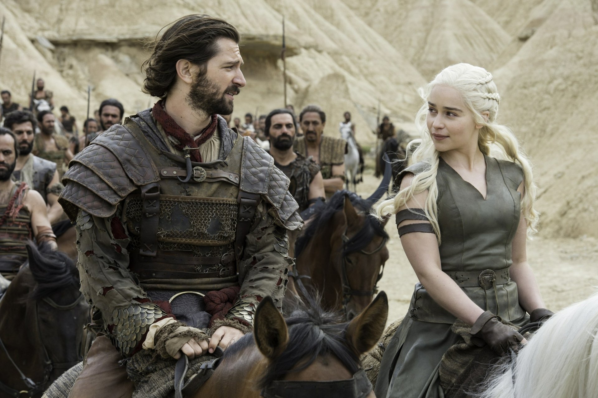 HD wallpaper featuring Michiel Huisman as Daario Naharis and Emilia Clarke as Daenerys Targaryen from the TV show Game of Thrones, set against a desert backdrop.