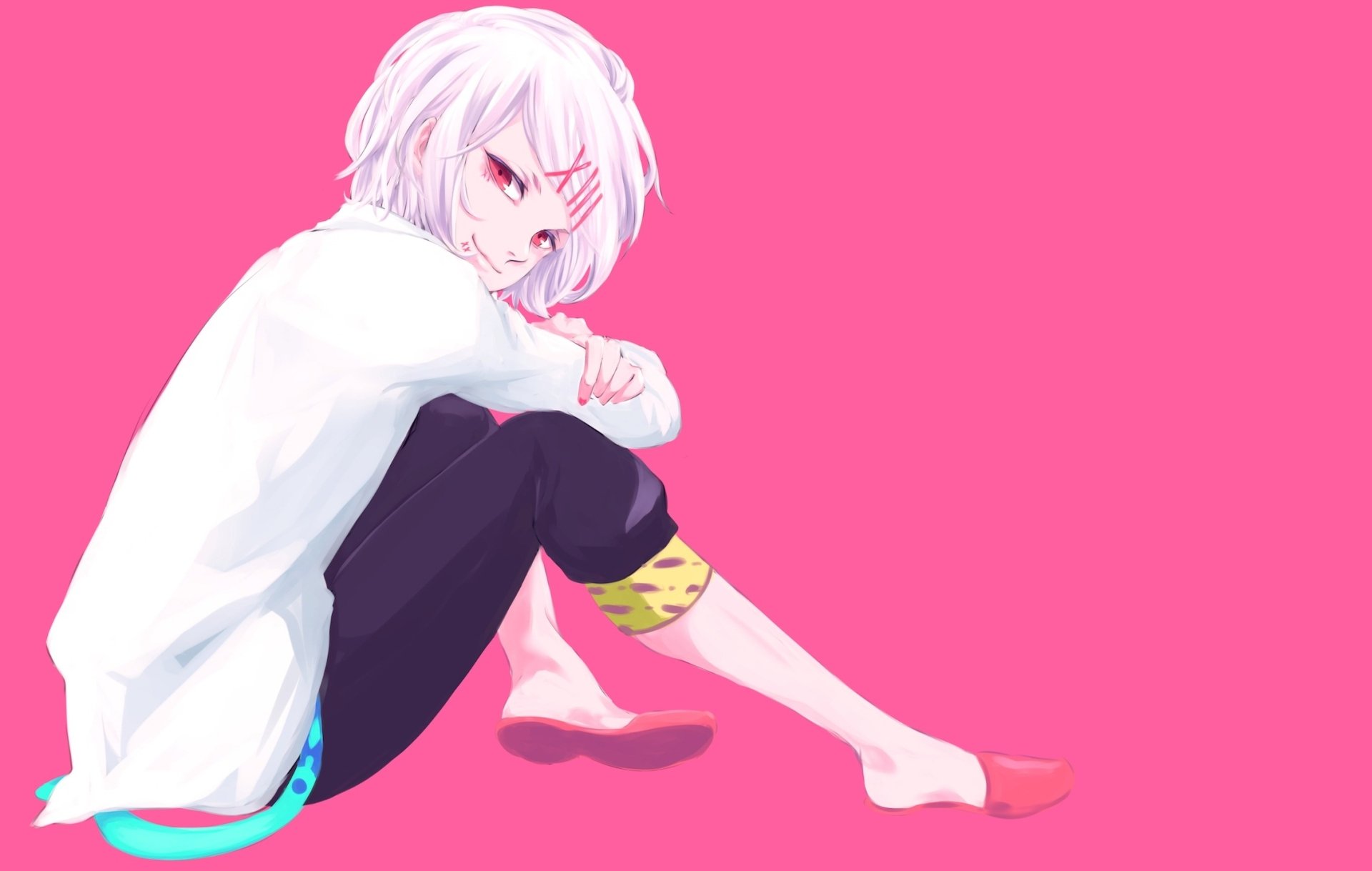 HD desktop wallpaper featuring Juuzou Suzuya from Tokyo Ghoul with pink eyes and short white hair, against a bright pink background.