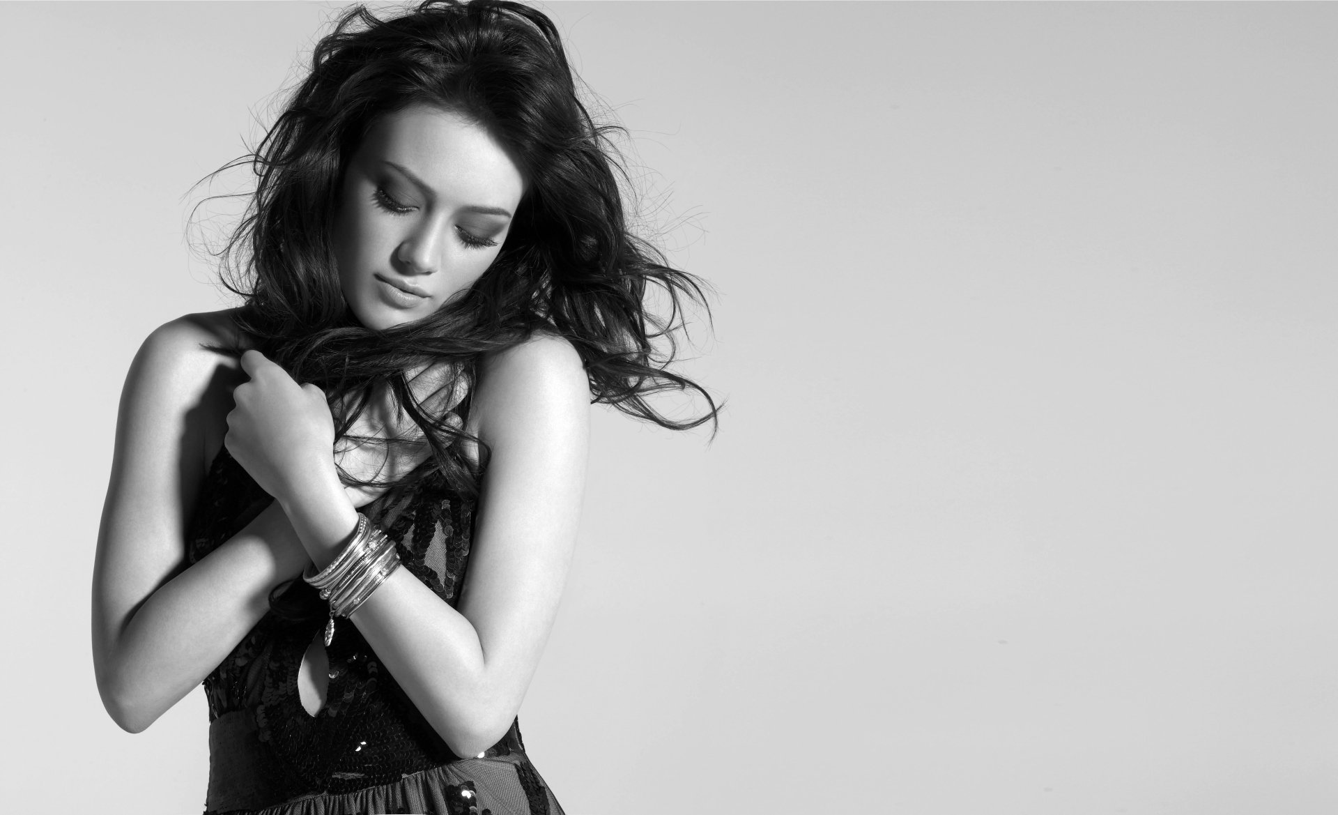 Download American Singer Actress Black & White Brunette Celebrity Hilary Duff 4k Ultra HD Wallpaper