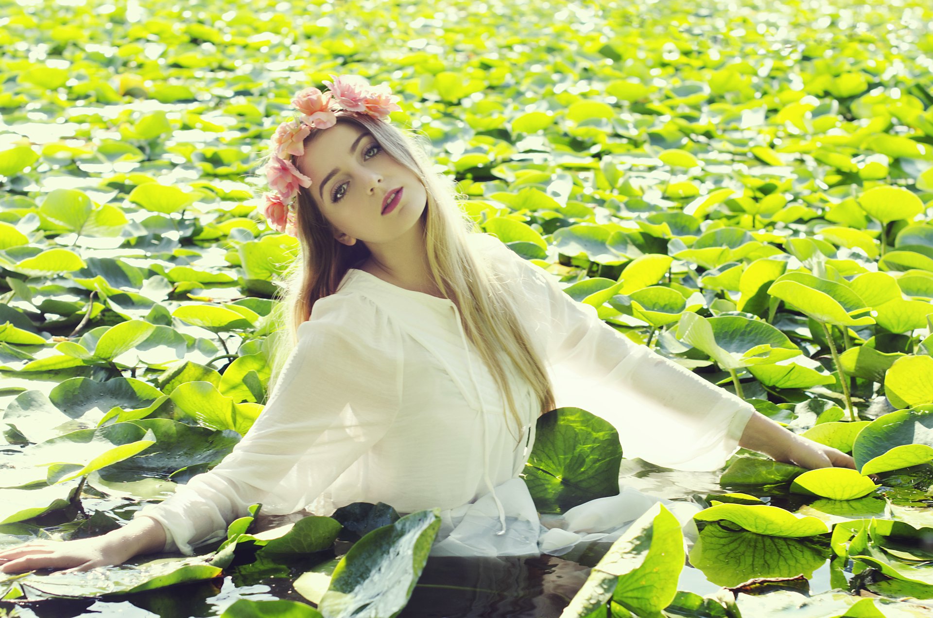 Download Water Lily Outdoor Wreath Blonde Green Eyes Woman Model 4k Ultra Hd Wallpaper 8366