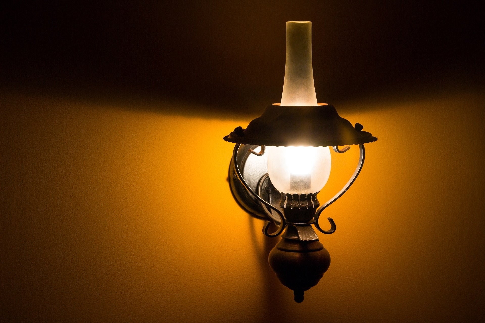 Download Man Made Lamp HD Wallpaper