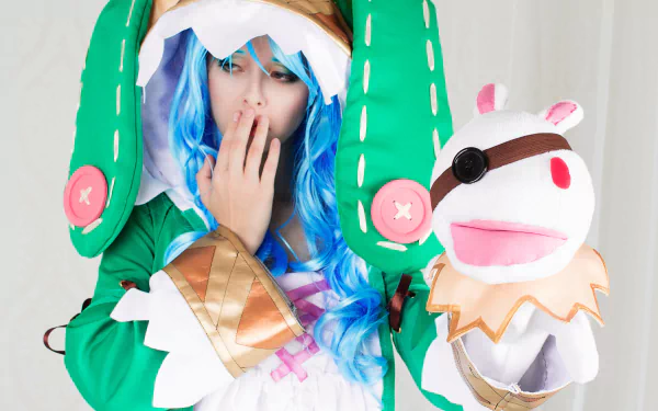 4K Ultra HD desktop wallpaper featuring a woman cosplaying Yoshino from Date A Live, dressed in vibrant green and blue with a puppet on her hand.