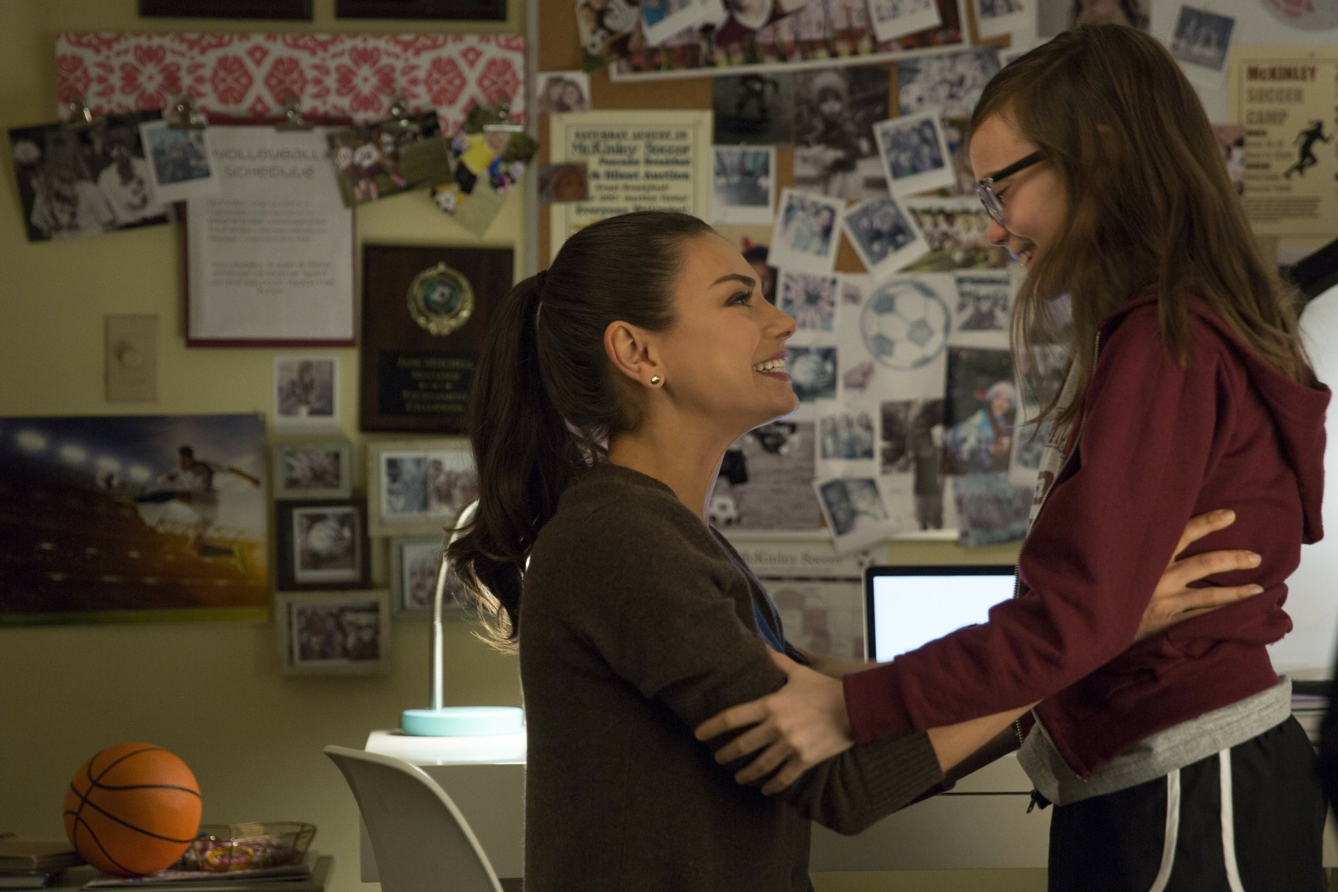 Download Amy Mitchell Mila Kunis Movie Bad Moms 4k Ultra HD Wallpaper