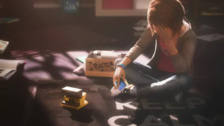 Max Caulfield from the video game Life Is Strange sits on the floor, contemplatively looking at a phone, surrounded by personal items and a cozy atmosphere, illustrating her emotional journey.