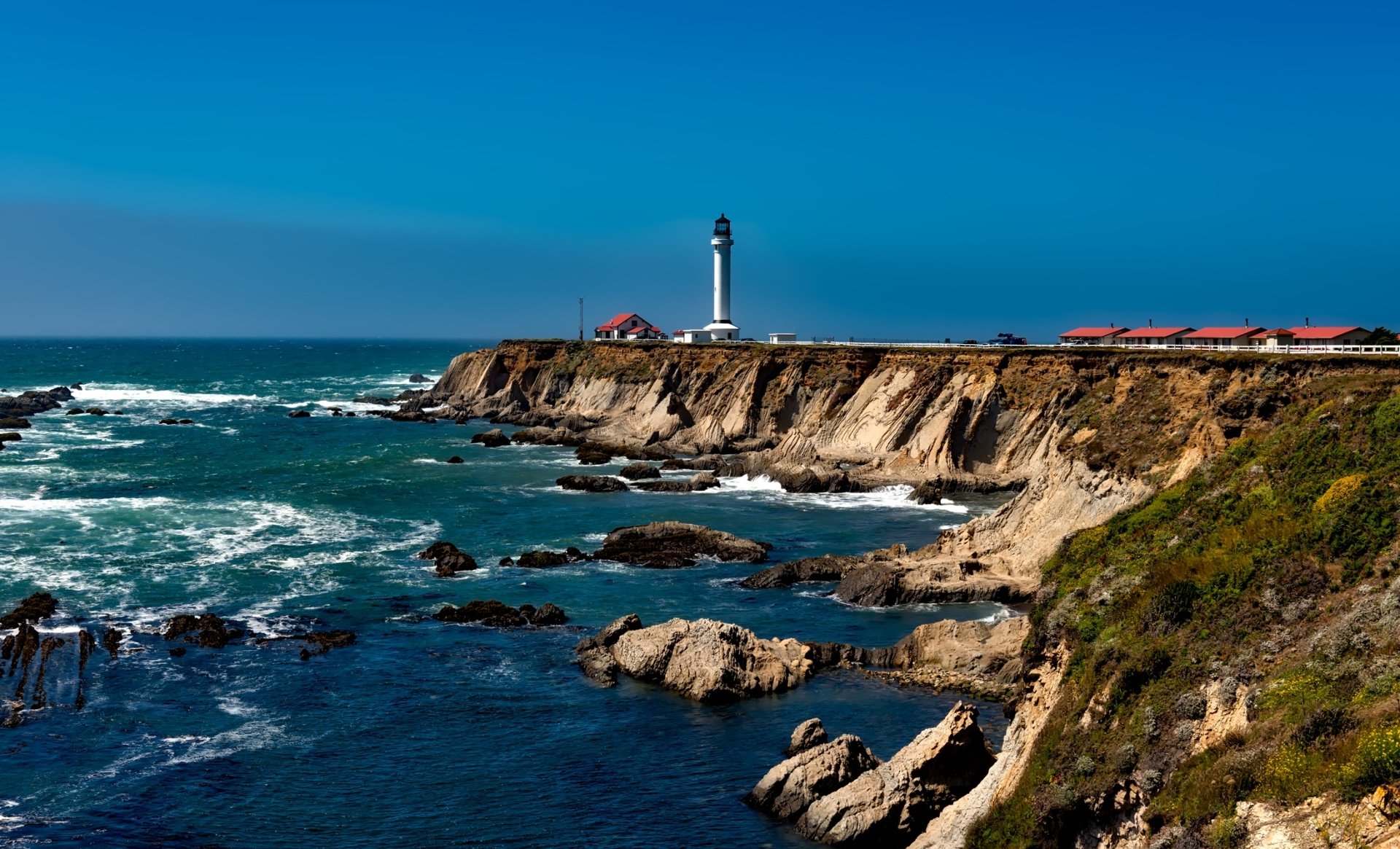 HD desktop wallpaper showcasing a man-made lighthouse on the rugged California coastline, overlooking the ocean shoreline in the USA.