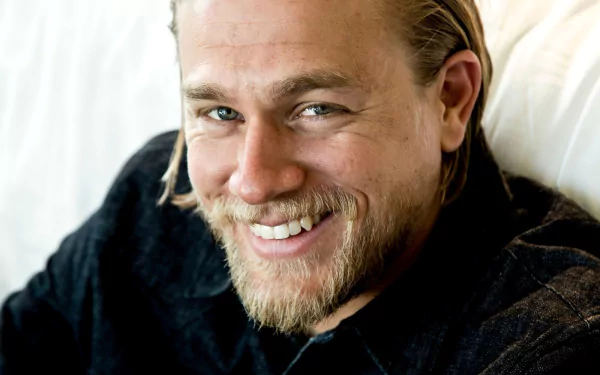 face smile English actor Celebrity Charlie Hunnam HD Desktop Wallpaper | Background Image