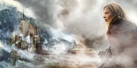 Chloë Grace Moretz in a dramatic scene from the movie The 5th Wave, set against a stormy, devastated cityscape in this 4K Ultra HD PC desktop wallpaper.