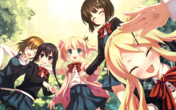 HD PC desktop wallpaper featuring five cheerful anime girls from KINMOZA! smiling and reaching out under a bright, leafy sky.