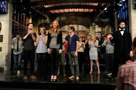 TV show Saturday Night Live cast onstage bowing to audience, group of performers on the set; 2K Quad HD PC desktop wallpaper and background.