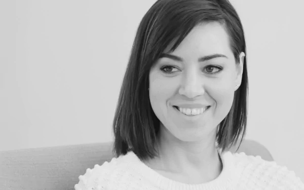 Black & White smile brunette American actress Celebrity Aubrey Plaza HD Desktop Wallpaper | Background Image