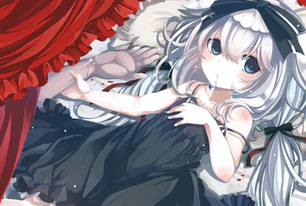 HD anime-style original artwork of a girl with silver hair and blue eyes lying on a bed with dark sheets, framed by red curtains, designed as a PC desktop wallpaper.
