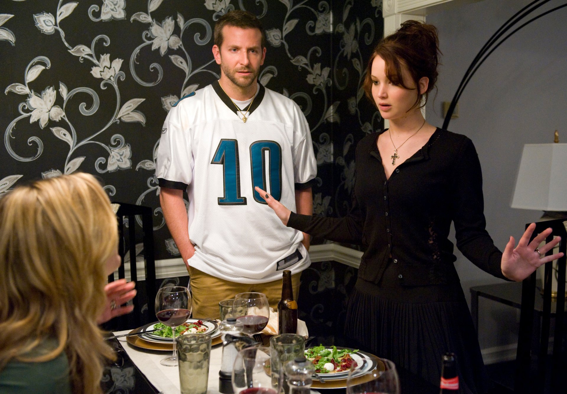 Dinner-table argument scene from the film Silver Linings Playbook, two actors mid-discussion — 2K Quad HD PC desktop wallpaper.