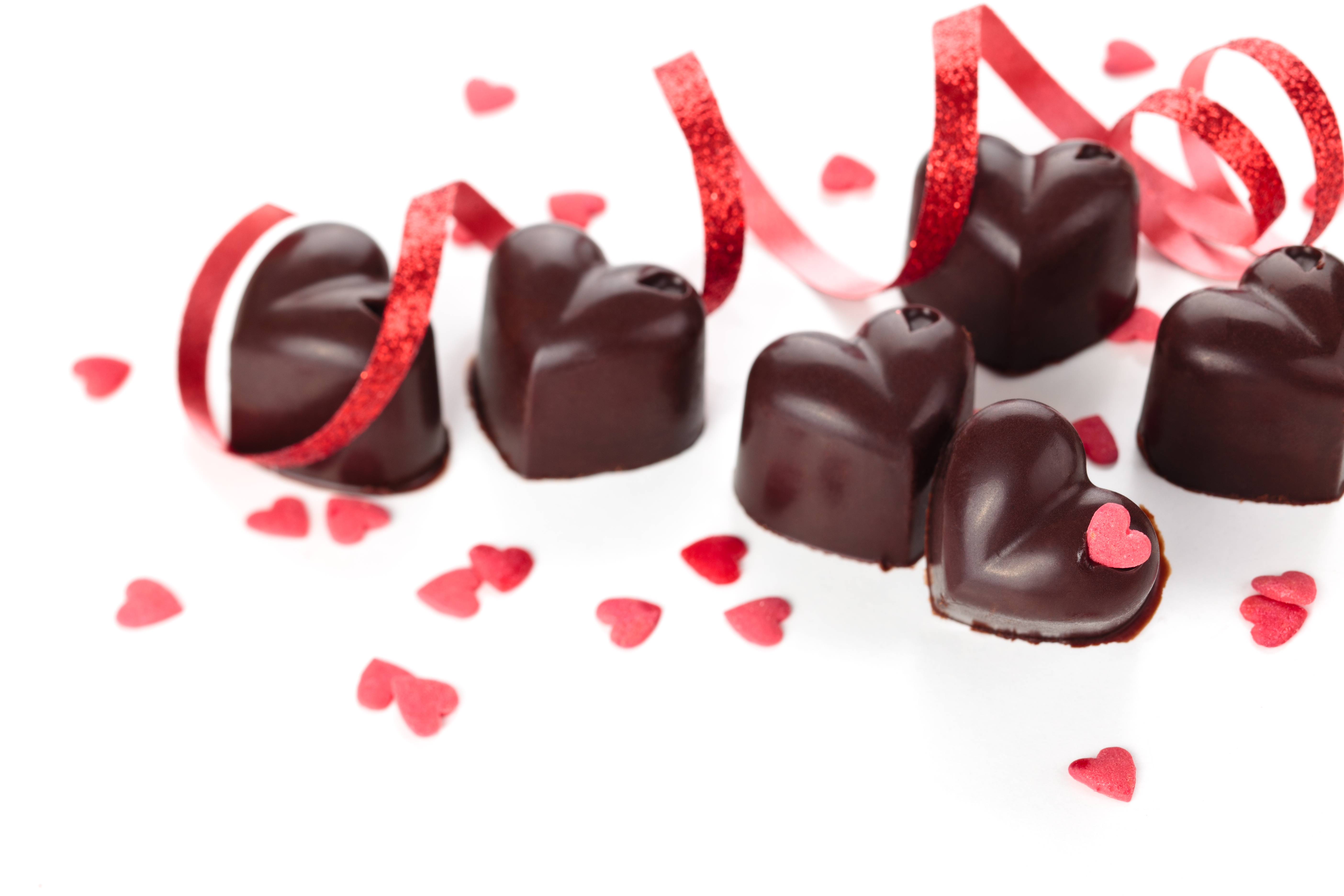 Сладости и страсти. Шоколадные конфеты. Конфеты шоколад. Шоколадные конфеты сердце. Шоколадные сердечки.