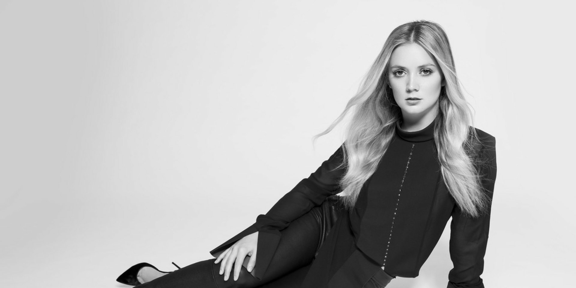Black-and-white HD desktop wallpaper featuring blonde celebrity actress and model Billie Lourd posing elegantly against a plain background.