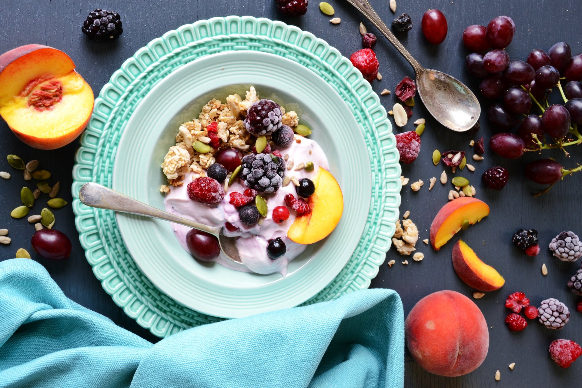 4K Ultra HD PC desktop wallpaper still life: bowl of yogurt and cereal topped with blackberries, raspberries, cherries and peach slices on a mint plate, with spoon and napkin nearby.