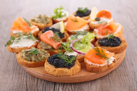 A 4K Ultra HD desktop wallpaper featuring an assortment of seafood toasts topped with salmon, caviar, and fresh garnishes on a wooden platter.