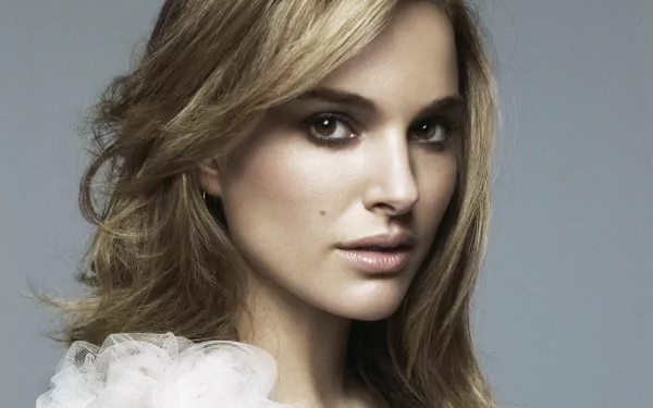 An HD desktop wallpaper and background image featuring celebrity Natalie Portman with a soft, neutral-toned backdrop.